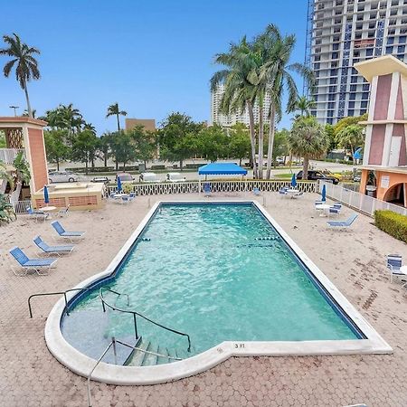 Hallandale Gulfstream Pool Walk To The Beach Apartment Hallandale Beach Exterior photo
