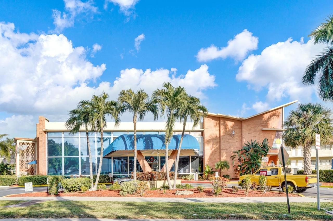 Hallandale Gulfstream Pool Walk To The Beach Apartment Hallandale Beach Exterior photo
