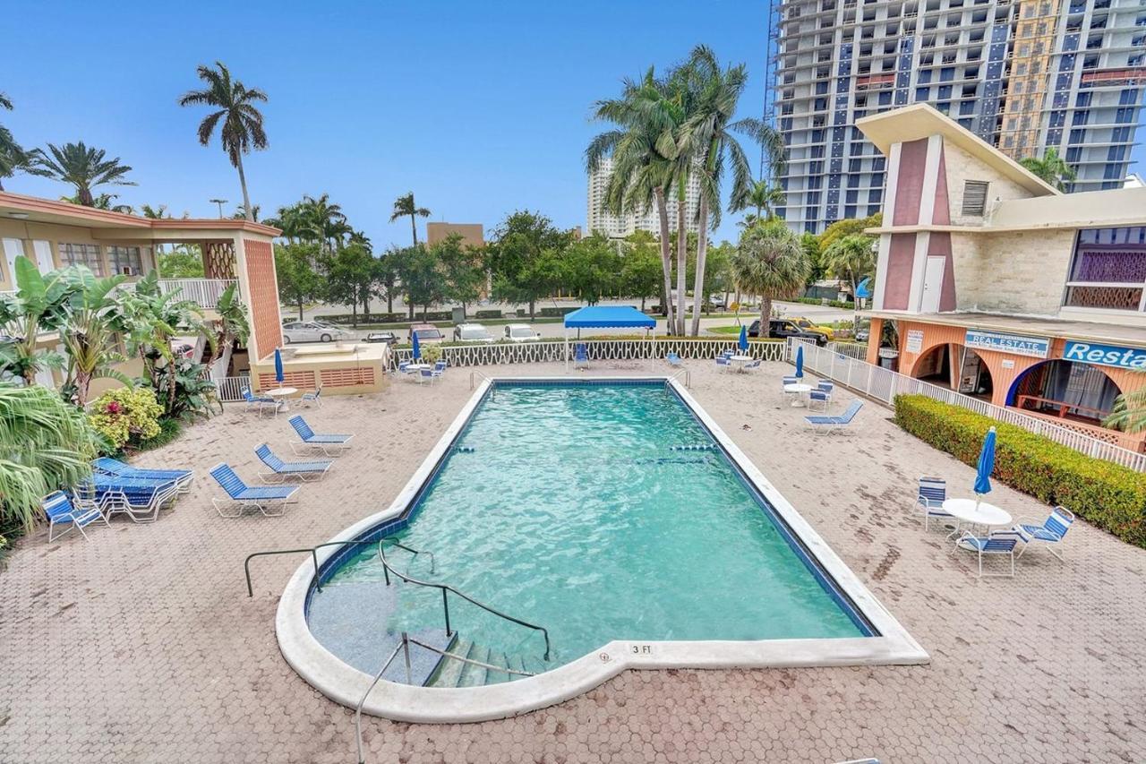 Hallandale Gulfstream Pool Walk To The Beach Apartment Hallandale Beach Exterior photo